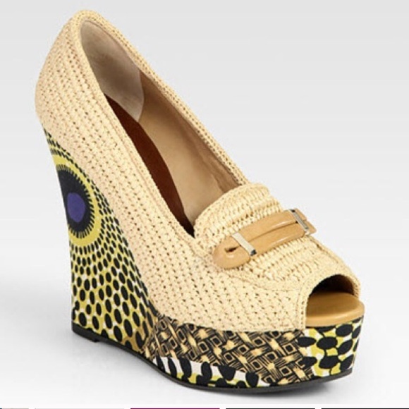 Burberry Prorsum Woven Raffia Straw Printed Wedge Pumps - Picture 2 of 13